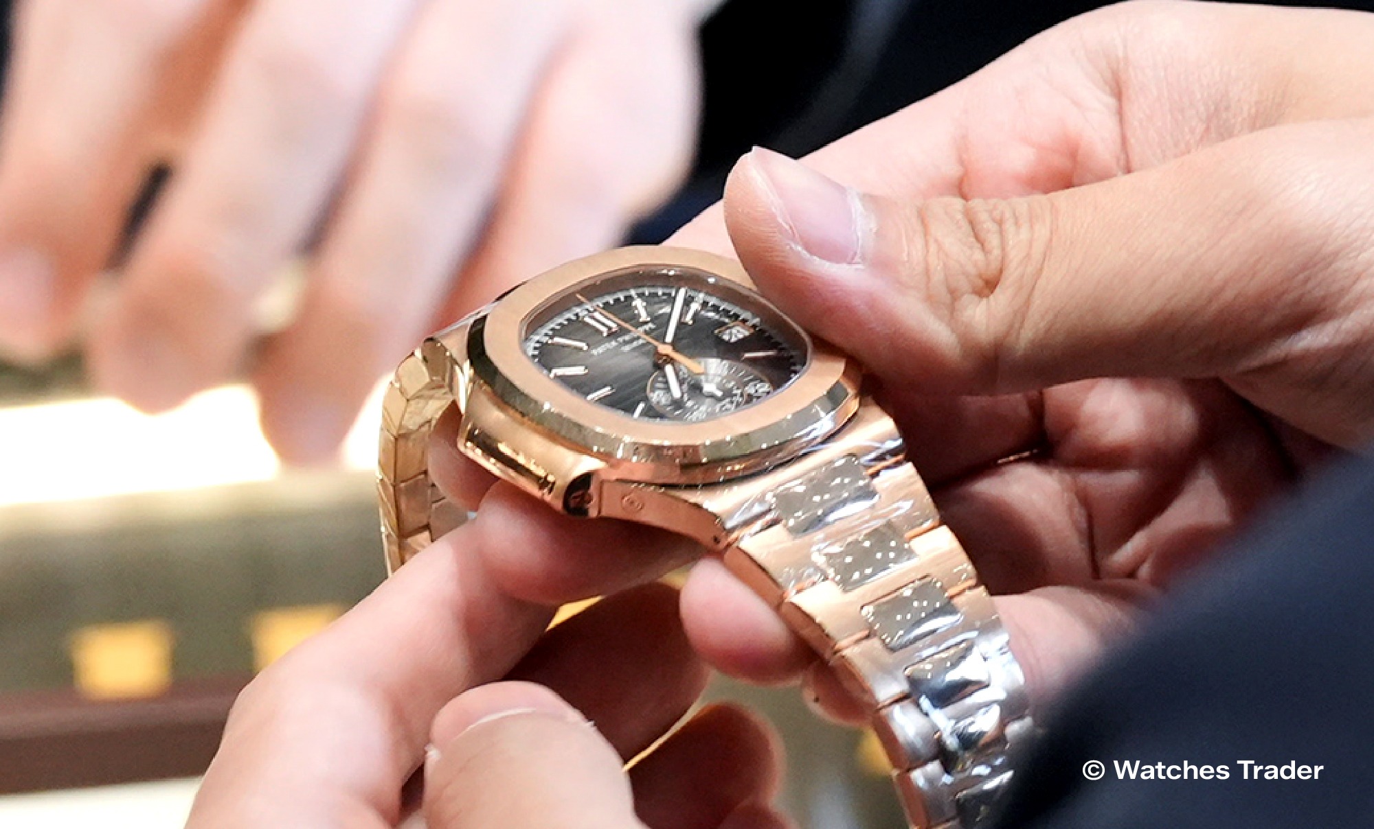Patek Philippe Nautilus chronograph rose gold diperiksa langsung di booth Watches Trader