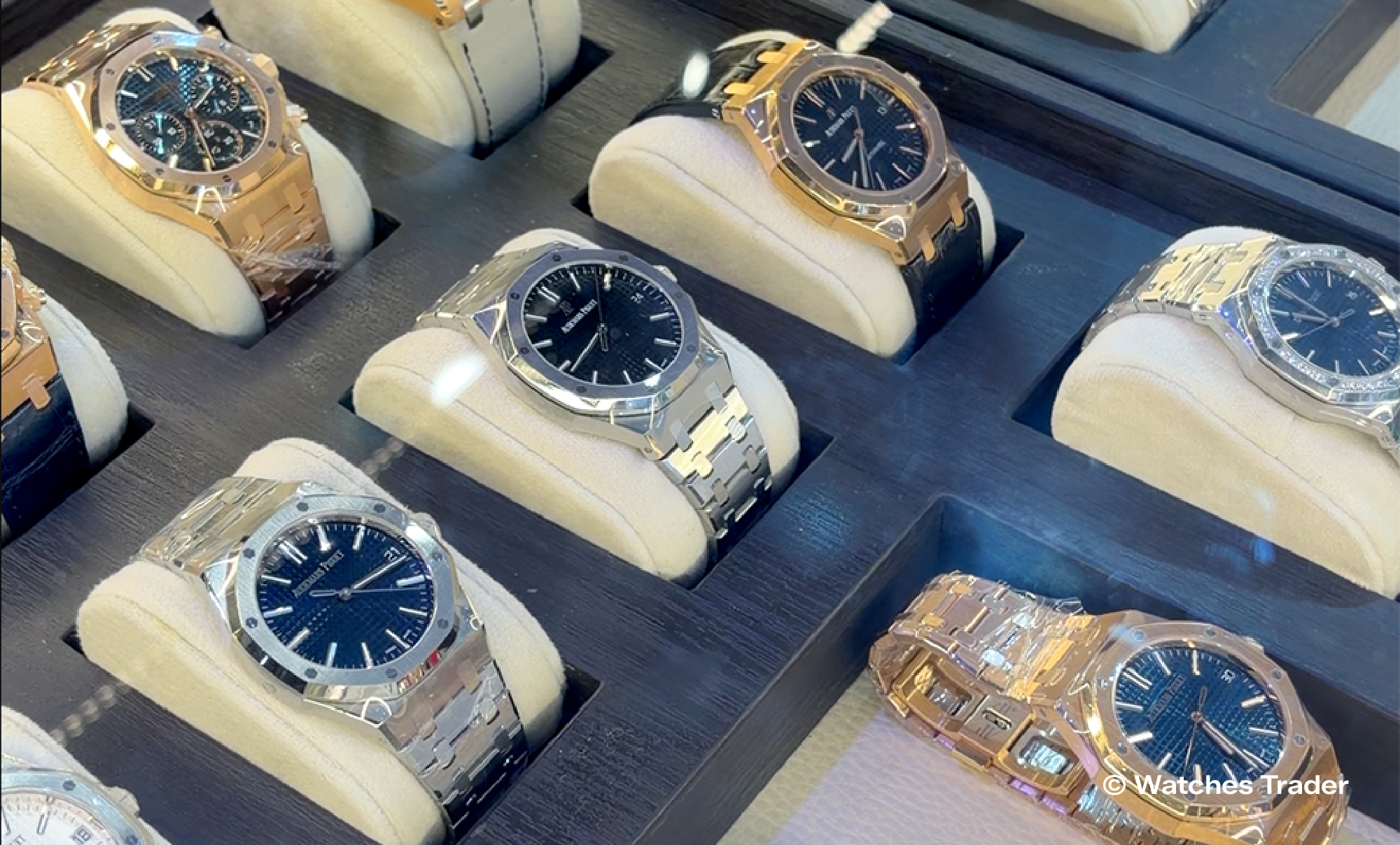 Deretan Audemars Piguet Royal Oak dial biru dan hitam dalam varian rose gold dan stainless steel