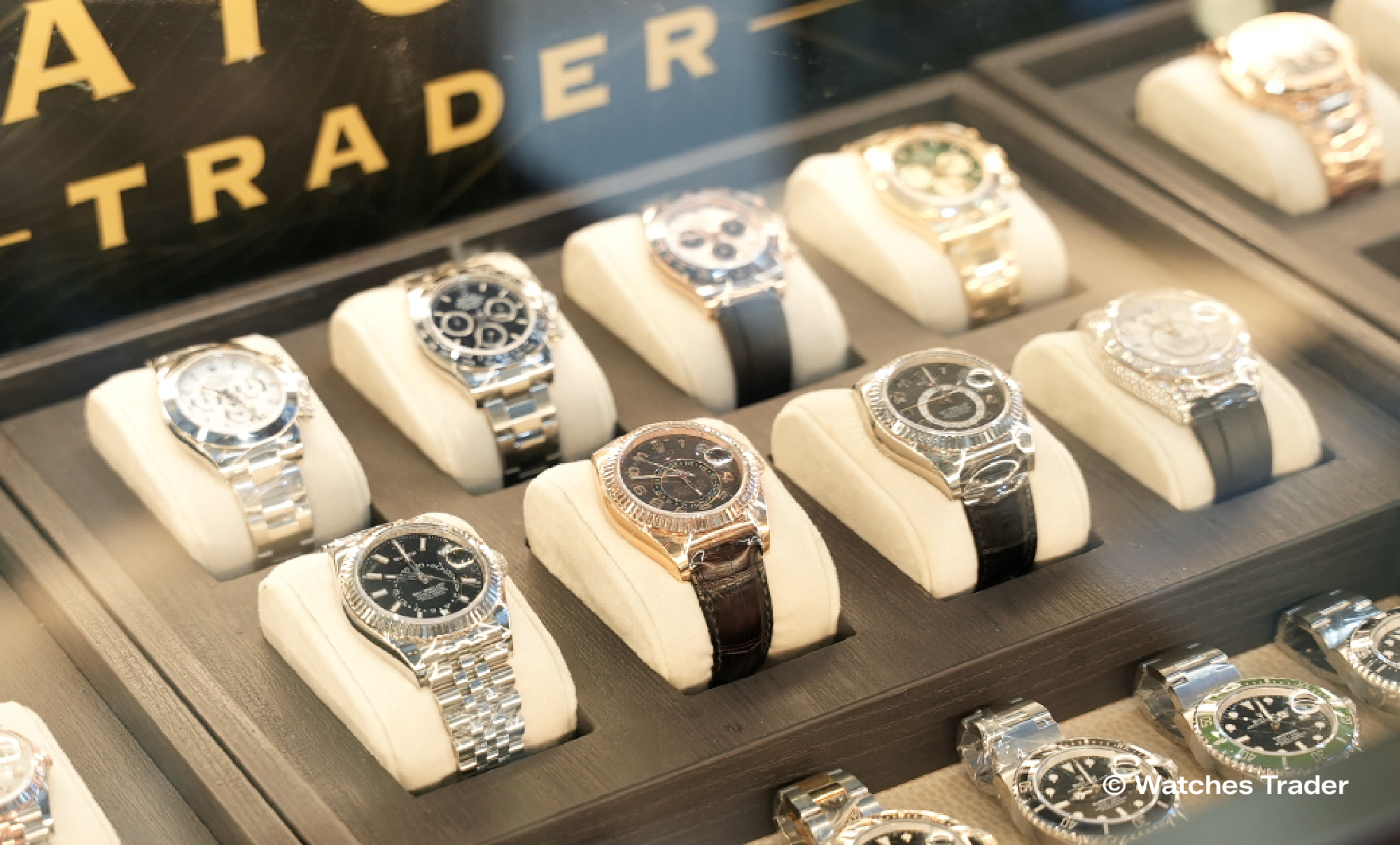 Etalase Watches Trader menampilkan koleksi jam tangan Rolex Daytona, Sky-Dweller, dan Submariner