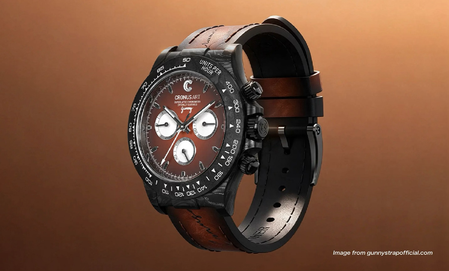 Jam tangan Cronusart x Gunny Straps tampak miring dengan carbon fiber case, brown gradient dial, dan strap kulit cokelat berlapis karet hitam di bagian dalam