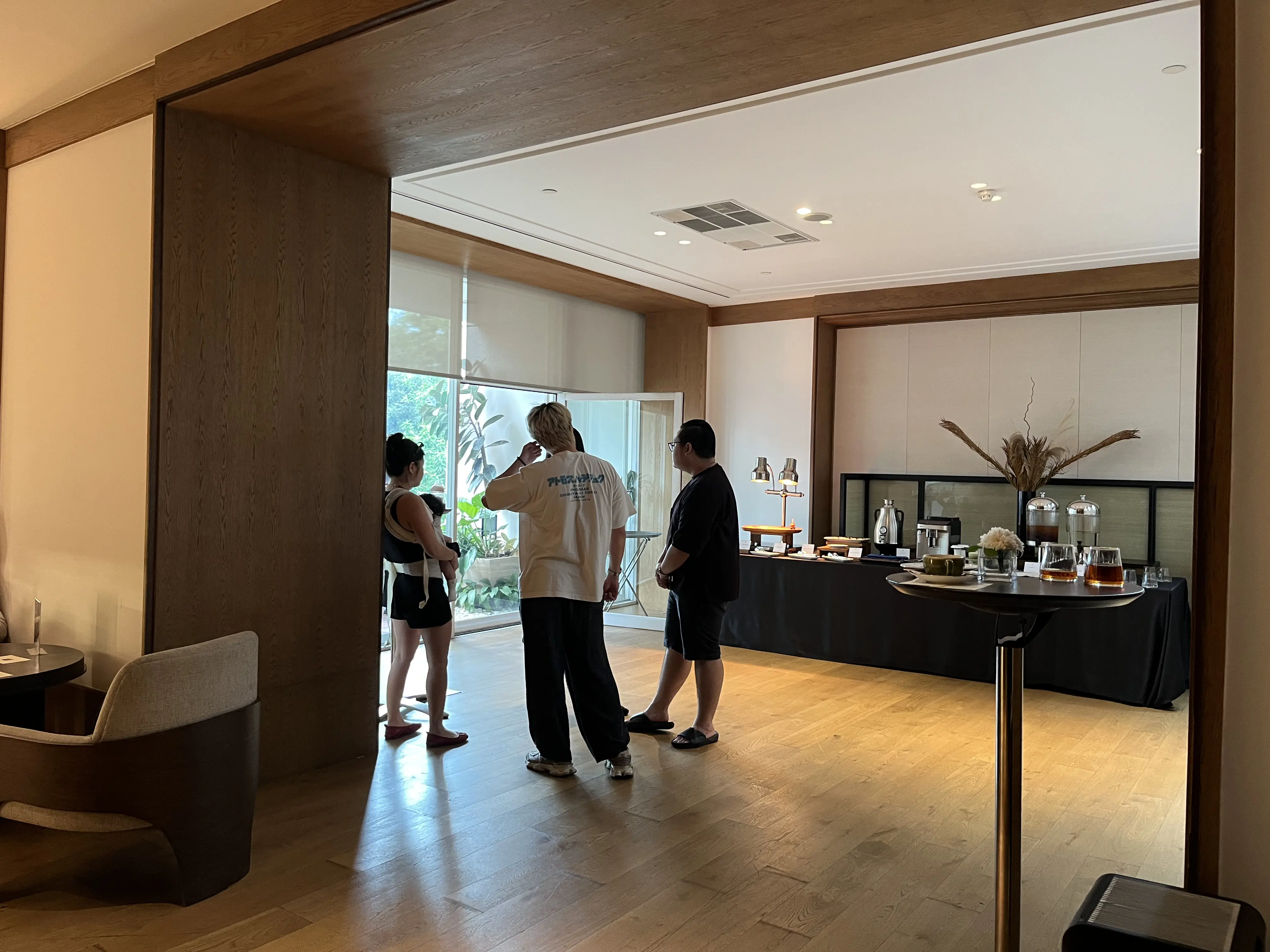 Tamu berbincang di area lounge dengan interior kayu hangat dan meja minuman di acara Watches Trader The Complication Club 2026