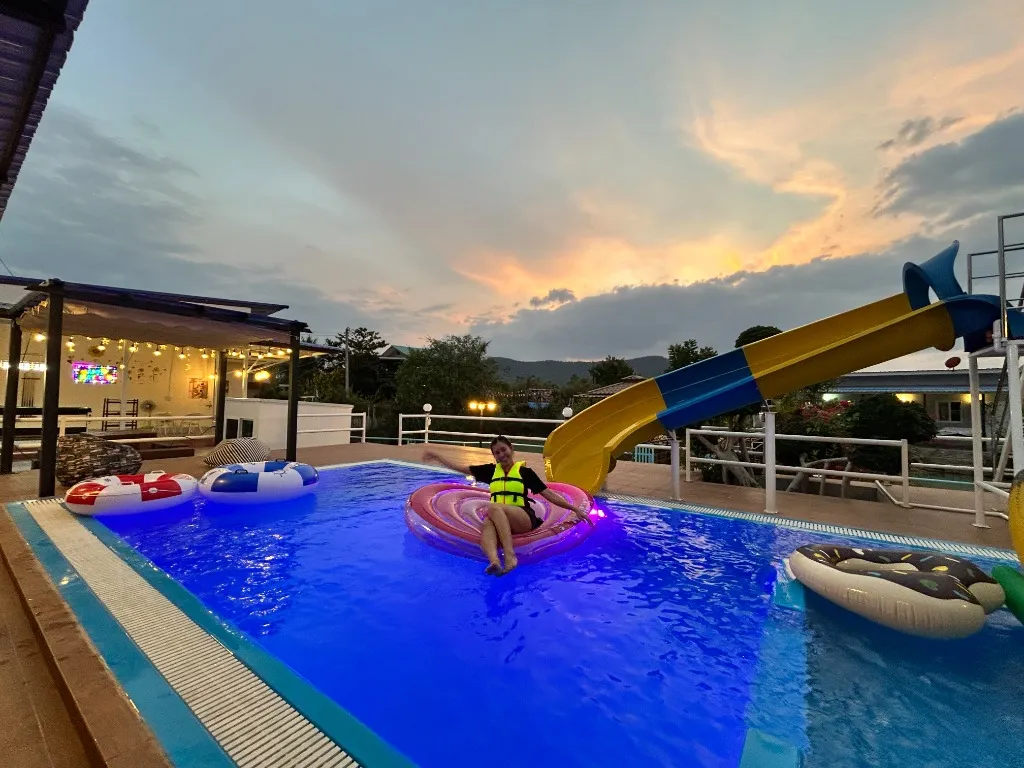 บ้านริมธารบางเสร่