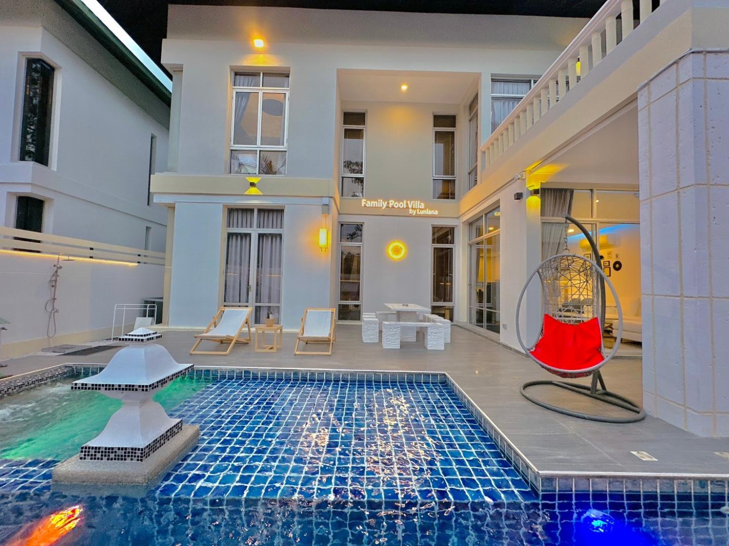 Family Pool Villa