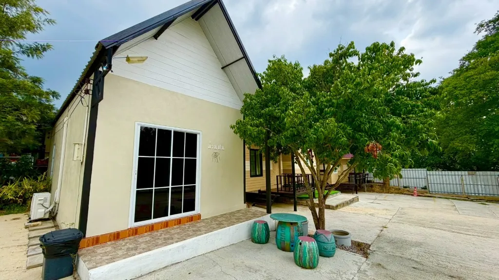 ม่านฝน บ้านสำหรับ 4 ท่าน ฟาร์มสุข Glamping