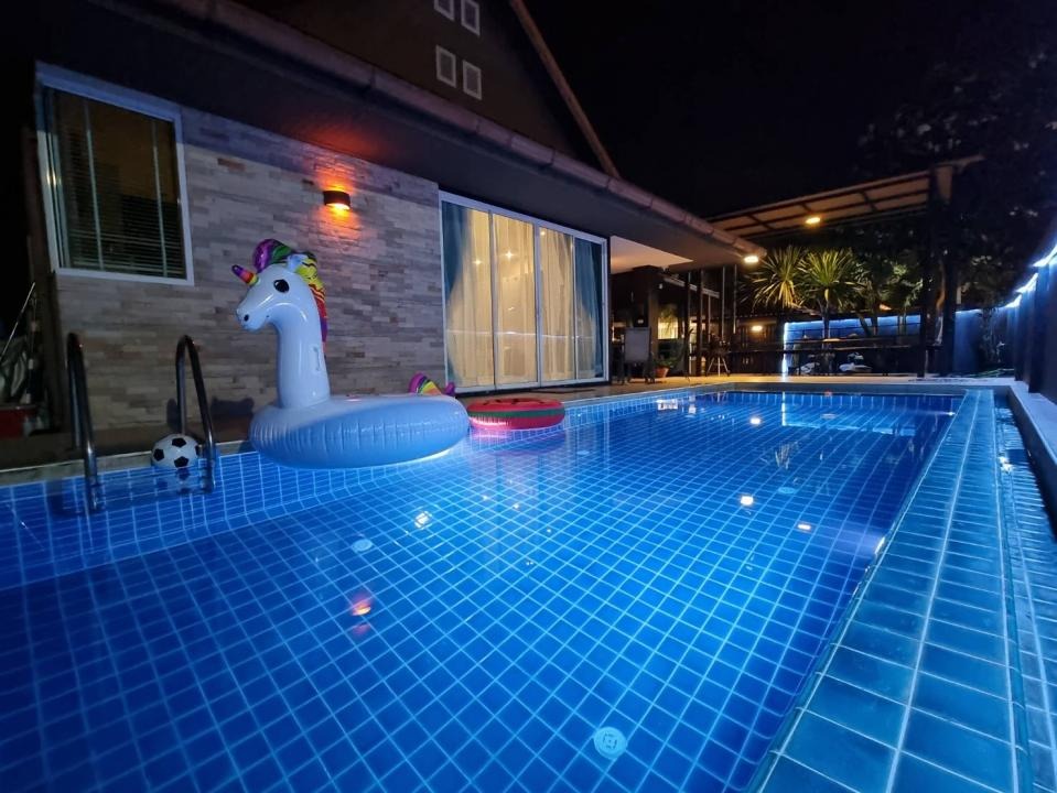 Rest Hub Pool Villa