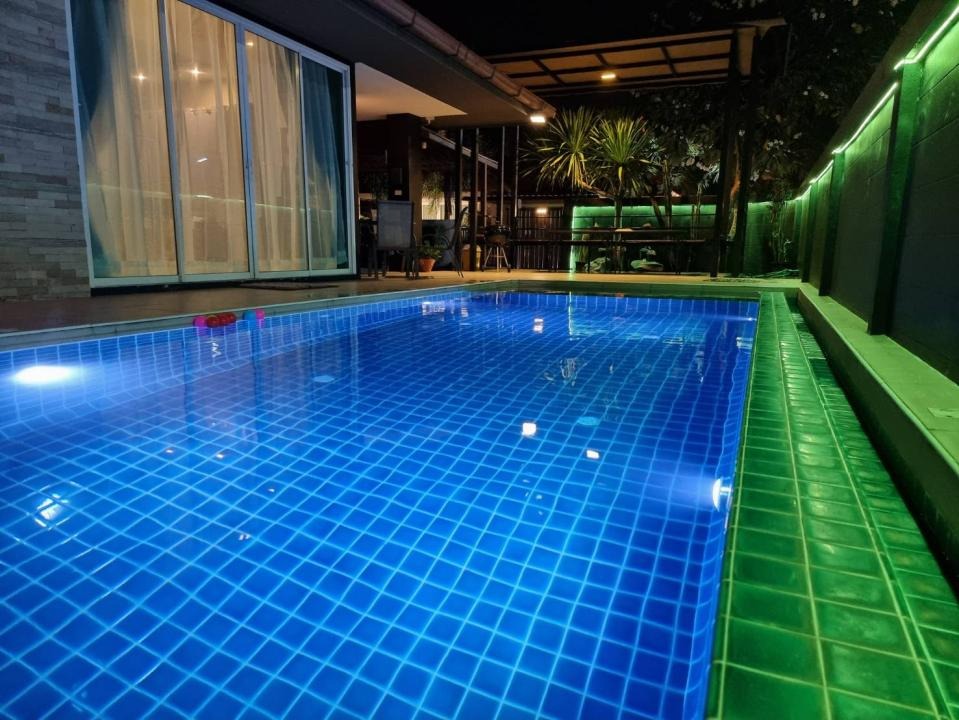 Rest Hub Pool Villa