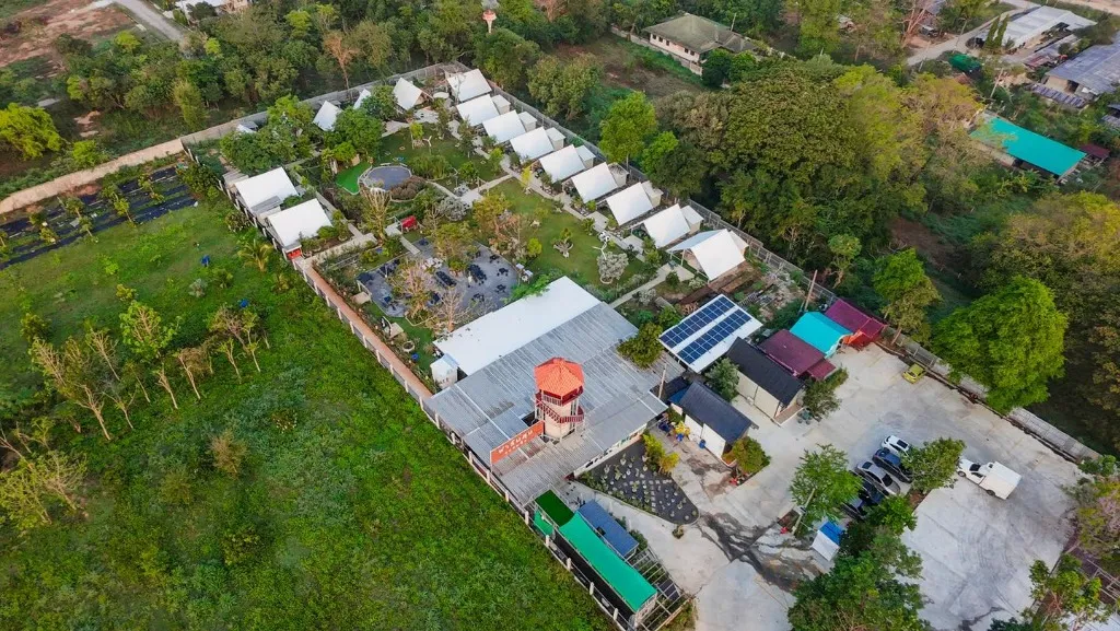 ม่านฝน บ้านสำหรับ 4 ท่าน ฟาร์มสุข Glamping