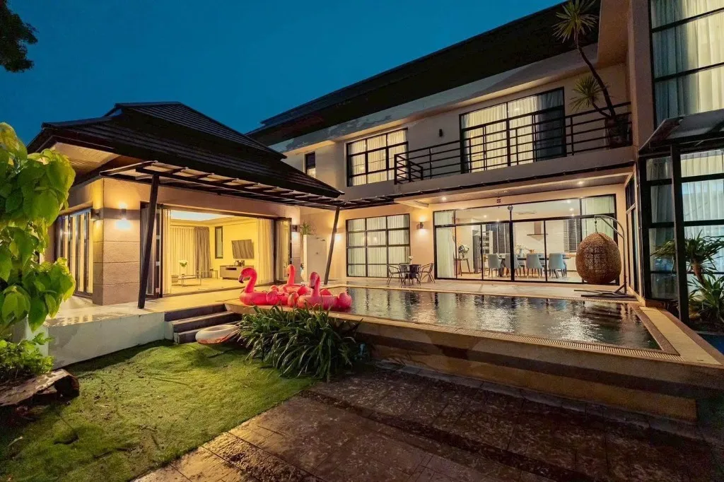 Luxury pool villa Bangkok