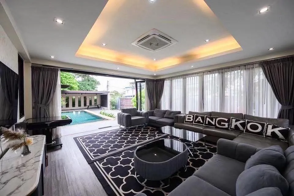 Luxury pool villa Bangkok