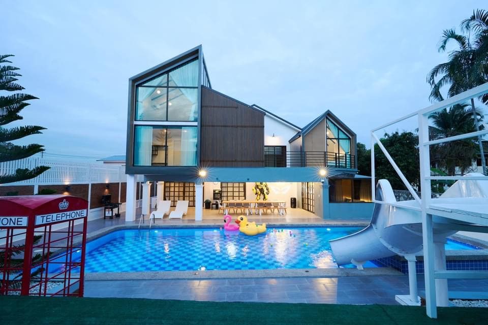 The R2 Poolvilla