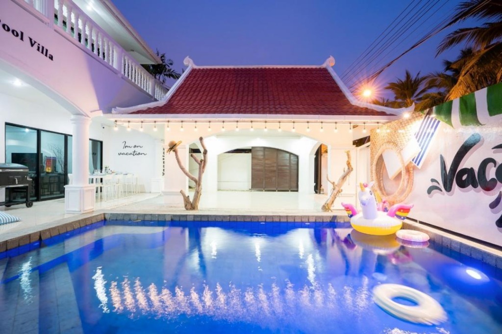 Vacation pool villa