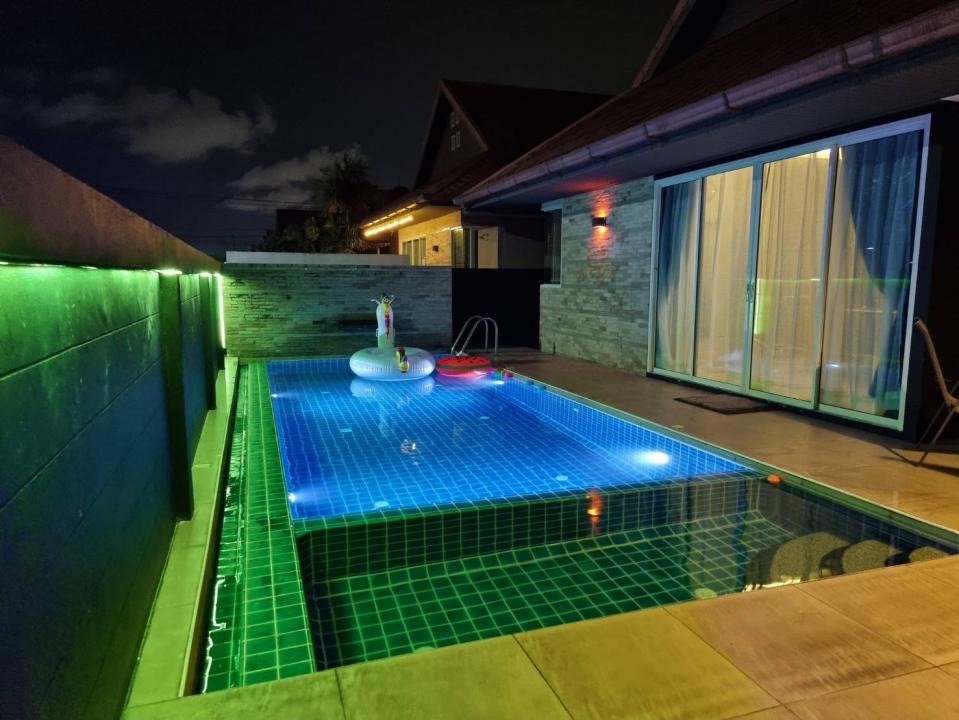 Rest Hub Pool Villa