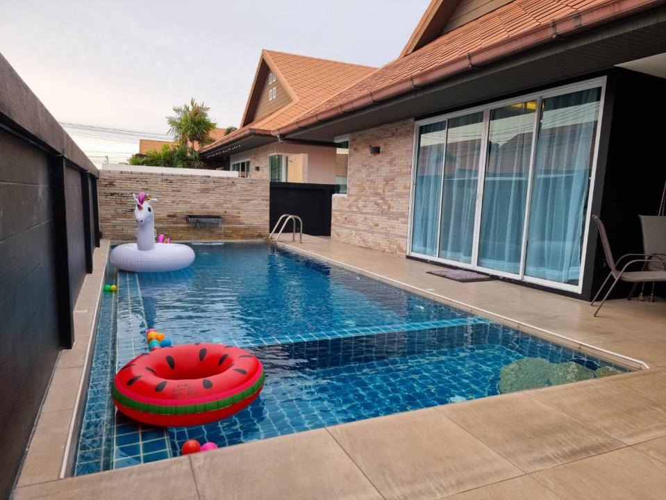 Rest Hub Pool Villa