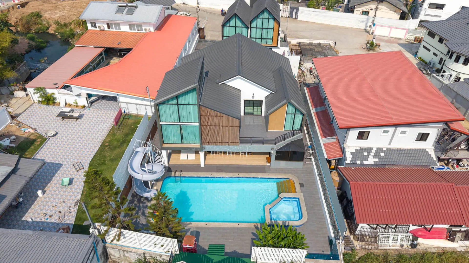 The R2 Poolvilla