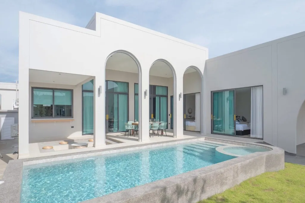 Monique ชะอำ