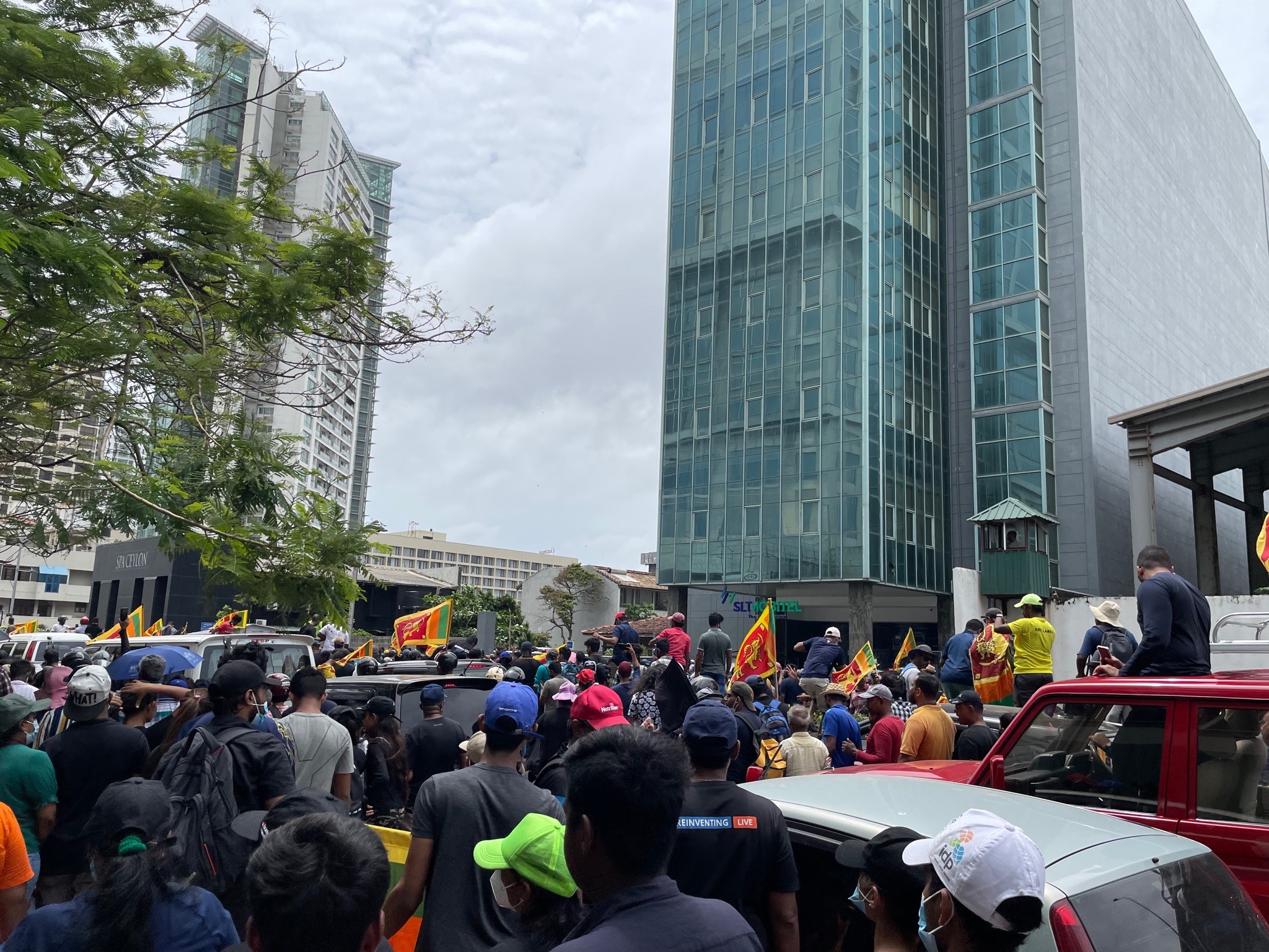 Protestors outside Temple Trees; forward view. 09 July 2022. Photos by Yudhanjaya Wijeratne.