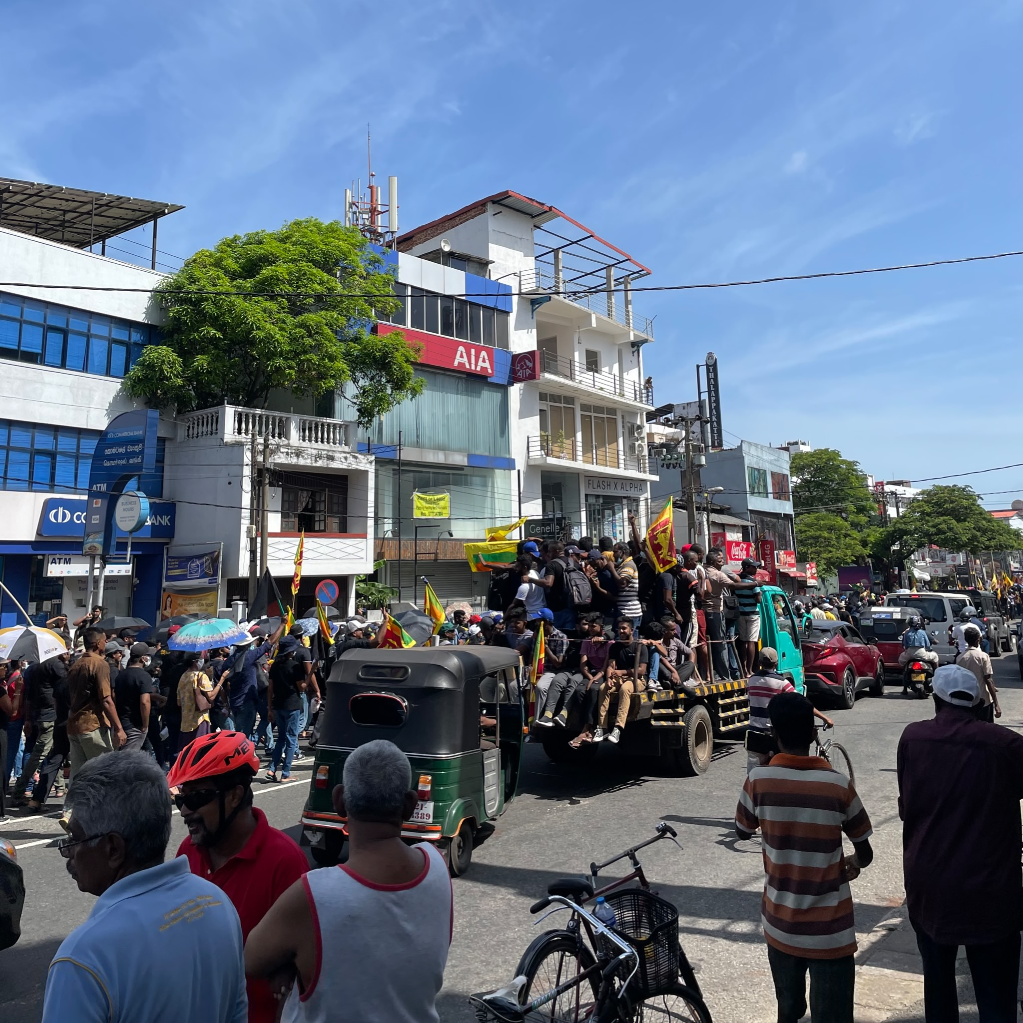 Protestors at Hotel Road Junction, Mount Lavinia: predominantly university students march, chanting “Go home, Gota!”, to cheers from the crowds watching on the sidelines. 09 July 2022. Photos by Yudhanjaya Wijeratne.