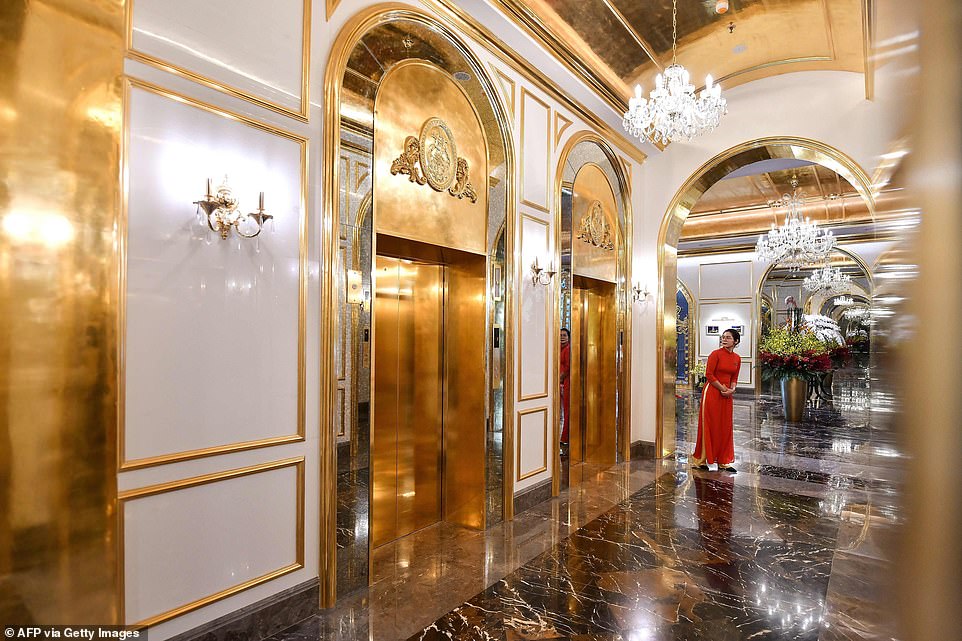 hotel bersalut emas pertama di dunia
