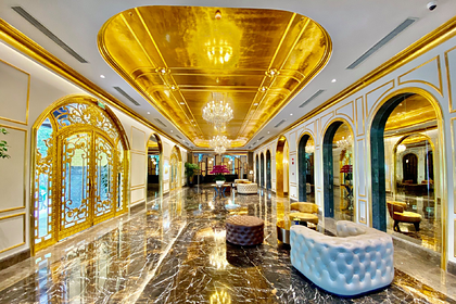 hotel bersalut emas pertama di dunia