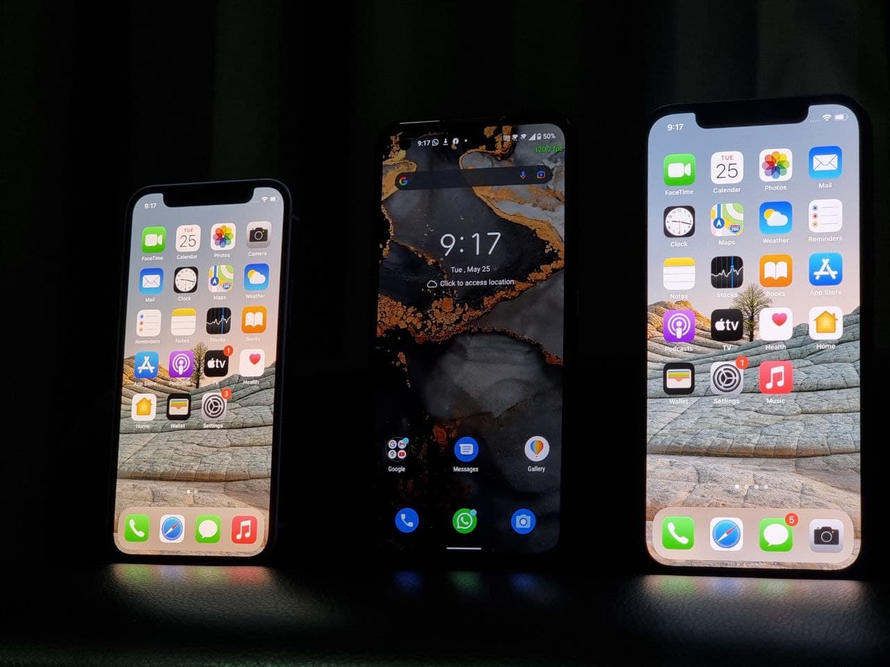 Dari kiri: iPhone 12 Mini, Zenfone 8, iPhone 12
