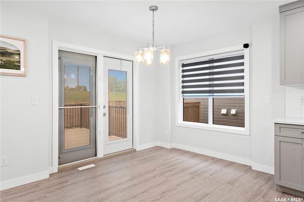 Brighton小区几乎全新两层独立屋出售。目前房龄不到一年。 房屋共有 3 间卧室和 3 个浴室（包括一个四件套主卧套间），总面积为 1,472 平方英尺，布局实用、风格现代。主层为明亮开放式设计，厨房配有石英台面、转角储物间、外排式抽油烟机，以及窗帘。 二楼为卧室区域，主卧带 - 6