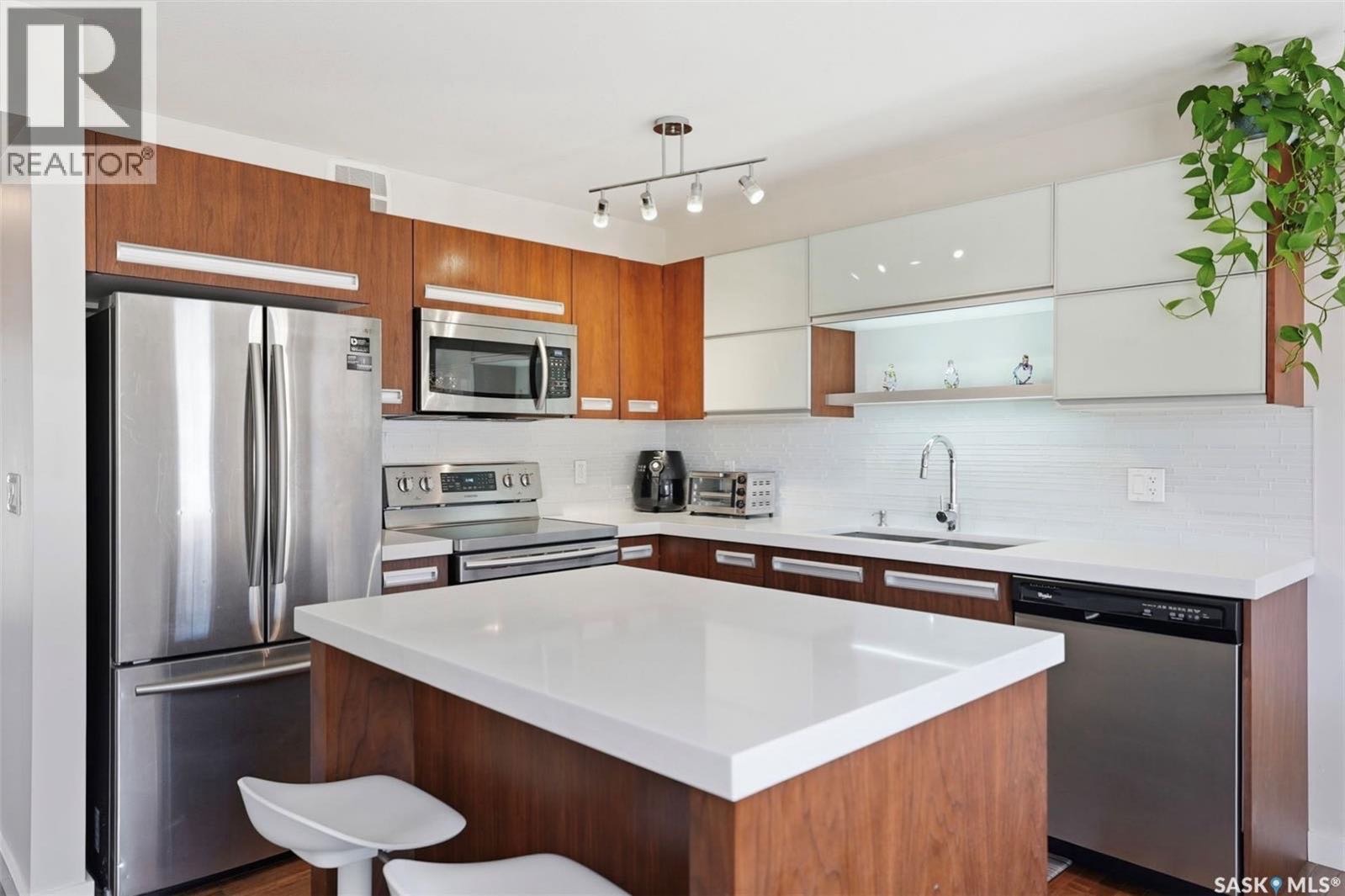 Willowgrove小区3房3卫安静联排出售！保养如新。开放式设计，厨房、客厅和餐厅连为一体。室内装修风格现代简洁，包括时尚橱柜、石英台面、白色玻璃防溅板、缓冲五金件以及不锈钢栏杆等。实木地板，整体用料扎实。二楼设有3间空间宽敞的卧室和一个4件套卫生间，主卧带步入式衣帽间，并可 - 7