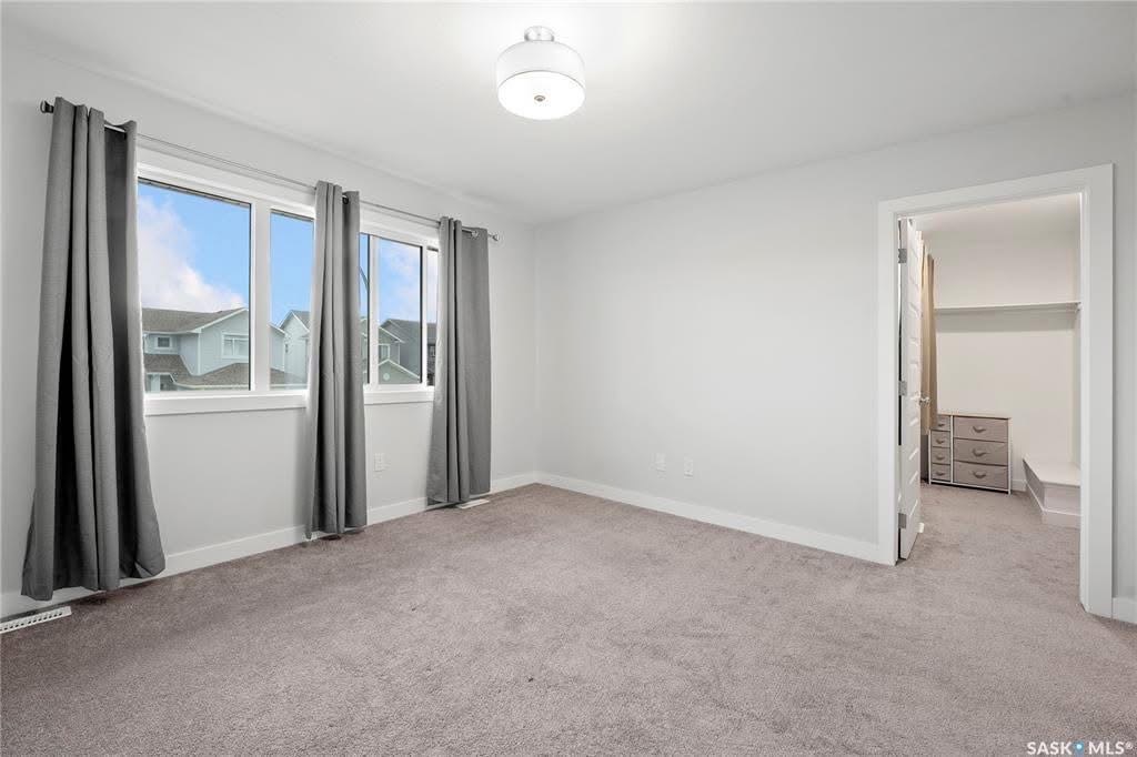 Brighton小区几乎全新两层独立屋出售。目前房龄不到一年。 房屋共有 3 间卧室和 3 个浴室（包括一个四件套主卧套间），总面积为 1,472 平方英尺，布局实用、风格现代。主层为明亮开放式设计，厨房配有石英台面、转角储物间、外排式抽油烟机，以及窗帘。 二楼为卧室区域，主卧带 - 7