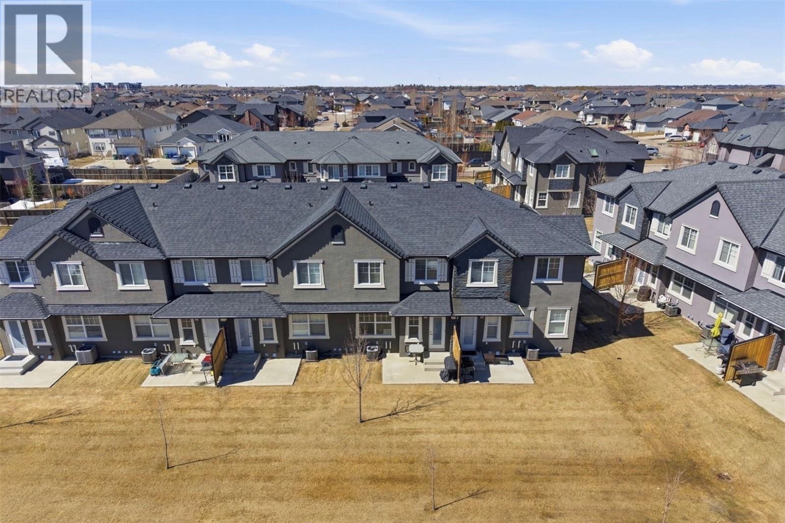 Willowgrove小区3房3卫安静联排出售！保养如新。开放式设计，厨房、客厅和餐厅连为一体。室内装修风格现代简洁，包括时尚橱柜、石英台面、白色玻璃防溅板、缓冲五金件以及不锈钢栏杆等。实木地板，整体用料扎实。二楼设有3间空间宽敞的卧室和一个4件套卫生间，主卧带步入式衣帽间，并可 - 8