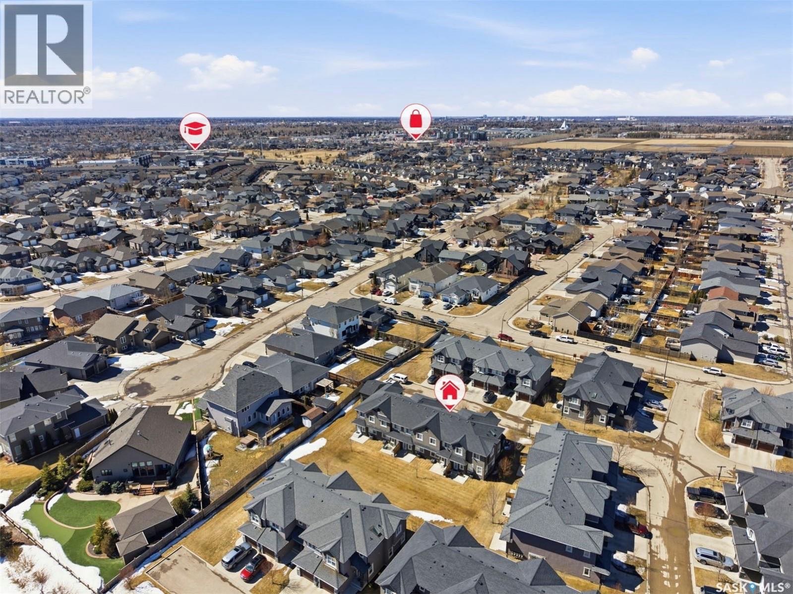 Willowgrove小区3房3卫安静联排出售！保养如新。开放式设计，厨房、客厅和餐厅连为一体。室内装修风格现代简洁，包括时尚橱柜、石英台面、白色玻璃防溅板、缓冲五金件以及不锈钢栏杆等。实木地板，整体用料扎实。二楼设有3间空间宽敞的卧室和一个4件套卫生间，主卧带步入式衣帽间，并可 - 3