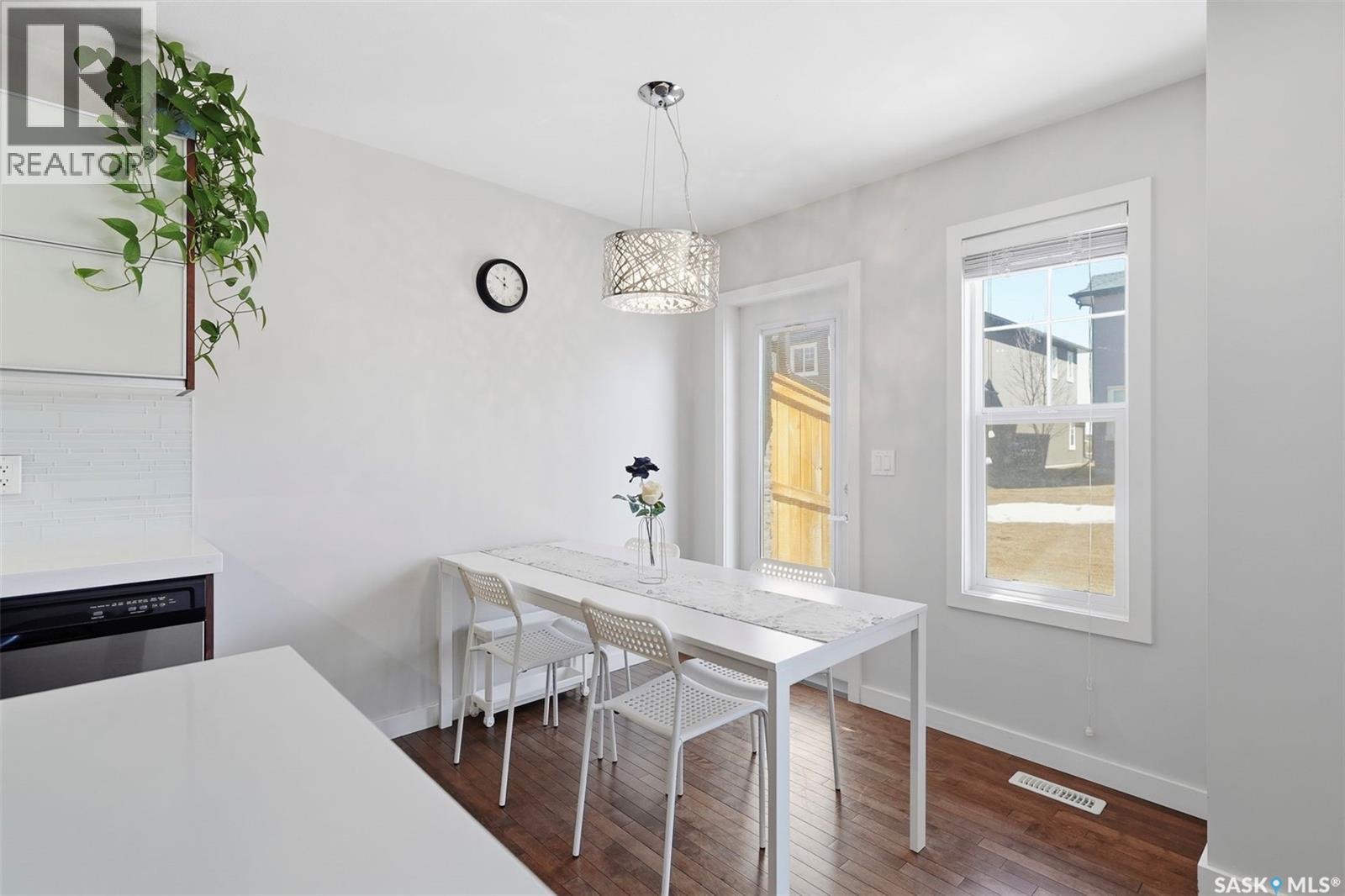 Willowgrove小区3房3卫安静联排出售！保养如新。开放式设计，厨房、客厅和餐厅连为一体。室内装修风格现代简洁，包括时尚橱柜、石英台面、白色玻璃防溅板、缓冲五金件以及不锈钢栏杆等。实木地板，整体用料扎实。二楼设有3间空间宽敞的卧室和一个4件套卫生间，主卧带步入式衣帽间，并可 - 6