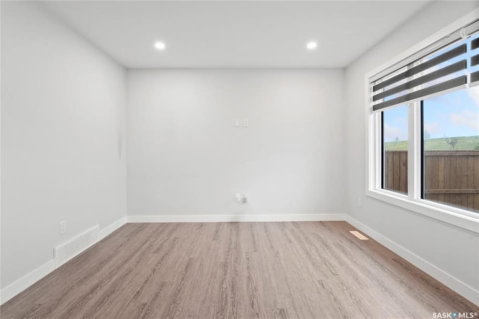 Brighton小区几乎全新两层独立屋出售。目前房龄不到一年。 房屋共有 3 间卧室和 3 个浴室（包括一个四件套主卧套间），总面积为 1,472 平方英尺，布局实用、风格现代。主层为明亮开放式设计，厨房配有石英台面、转角储物间、外排式抽油烟机，以及窗帘。 二楼为卧室区域，主卧带 - 2