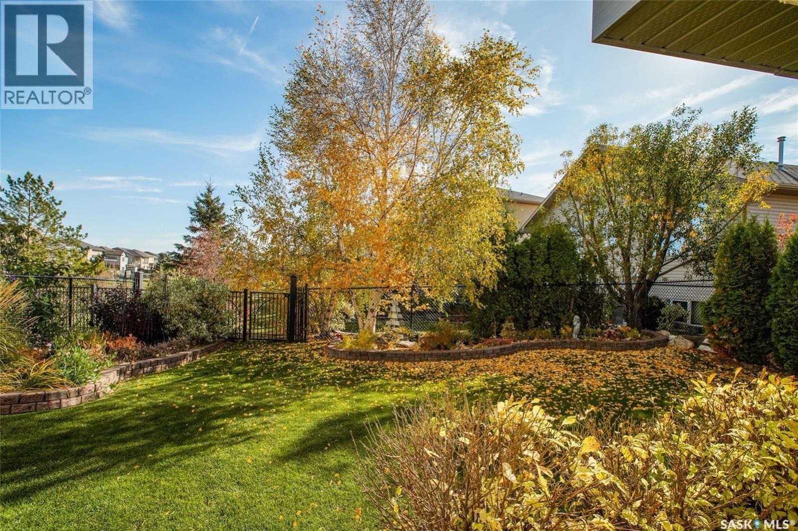 🏡 511 Greaves Lane -Willowgrove步出式独立屋上市！  🌳 背靠公园 + 步出式地下室，环境安静舒适  📍 位于 Willowgrove 核心地段，步行可到学校、公园🛝、购物🛍️，生活非常方便  ✨ 房屋亮点： 🪵 主层木地板 + 挑高客厅 - 3