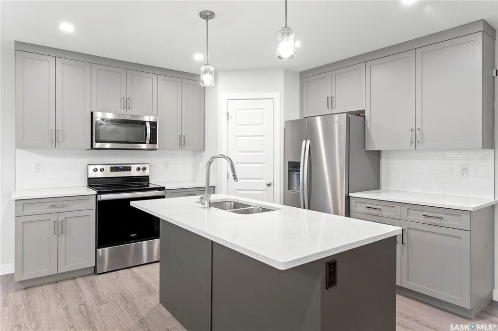 Brighton小区几乎全新两层独立屋出售。目前房龄不到一年。 房屋共有 3 间卧室和 3 个浴室（包括一个四件套主卧套间），总面积为 1,472 平方英尺，布局实用、风格现代。主层为明亮开放式设计，厨房配有石英台面、转角储物间、外排式抽油烟机，以及窗帘。 二楼为卧室区域，主卧带 - 4