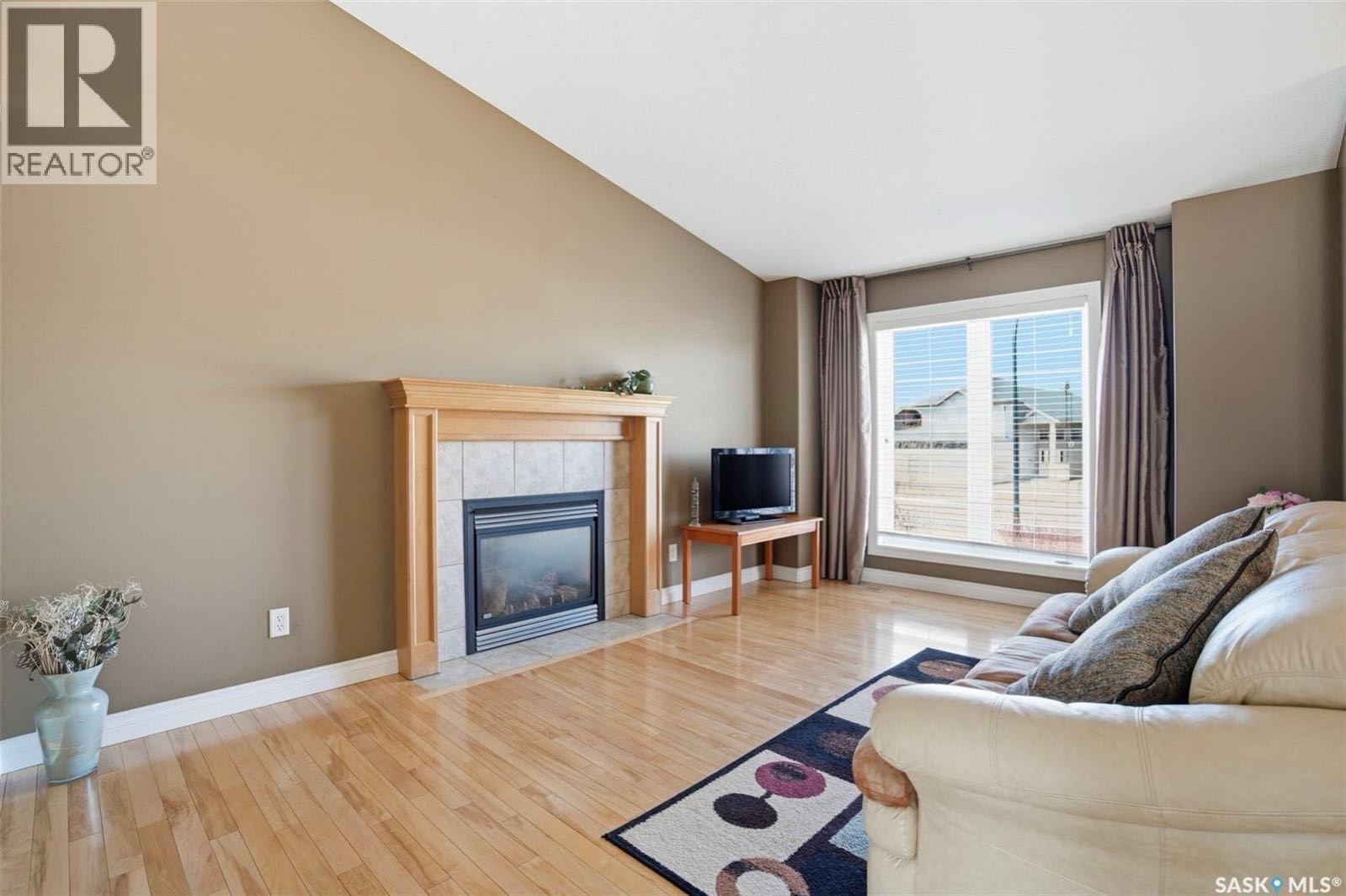 🏡 511 Greaves Lane -Willowgrove步出式独立屋上市！  🌳 背靠公园 + 步出式地下室，环境安静舒适  📍 位于 Willowgrove 核心地段，步行可到学校、公园🛝、购物🛍️，生活非常方便  ✨ 房屋亮点： 🪵 主层木地板 + 挑高客厅 - 5