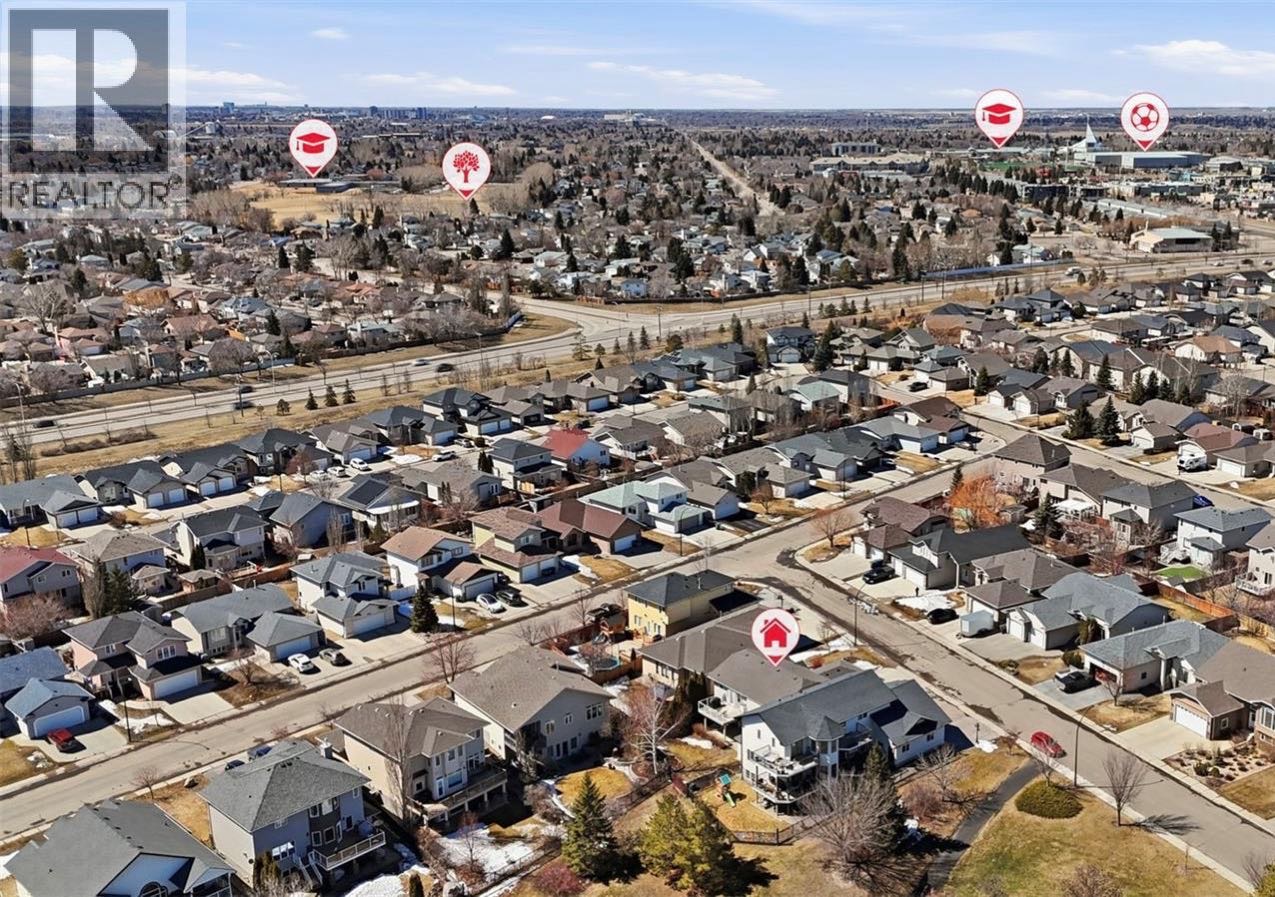 🏡 511 Greaves Lane -Willowgrove步出式独立屋上市！  🌳 背靠公园 + 步出式地下室，环境安静舒适  📍 位于 Willowgrove 核心地段，步行可到学校、公园🛝、购物🛍️，生活非常方便  ✨ 房屋亮点： 🪵 主层木地板 + 挑高客厅 - 2