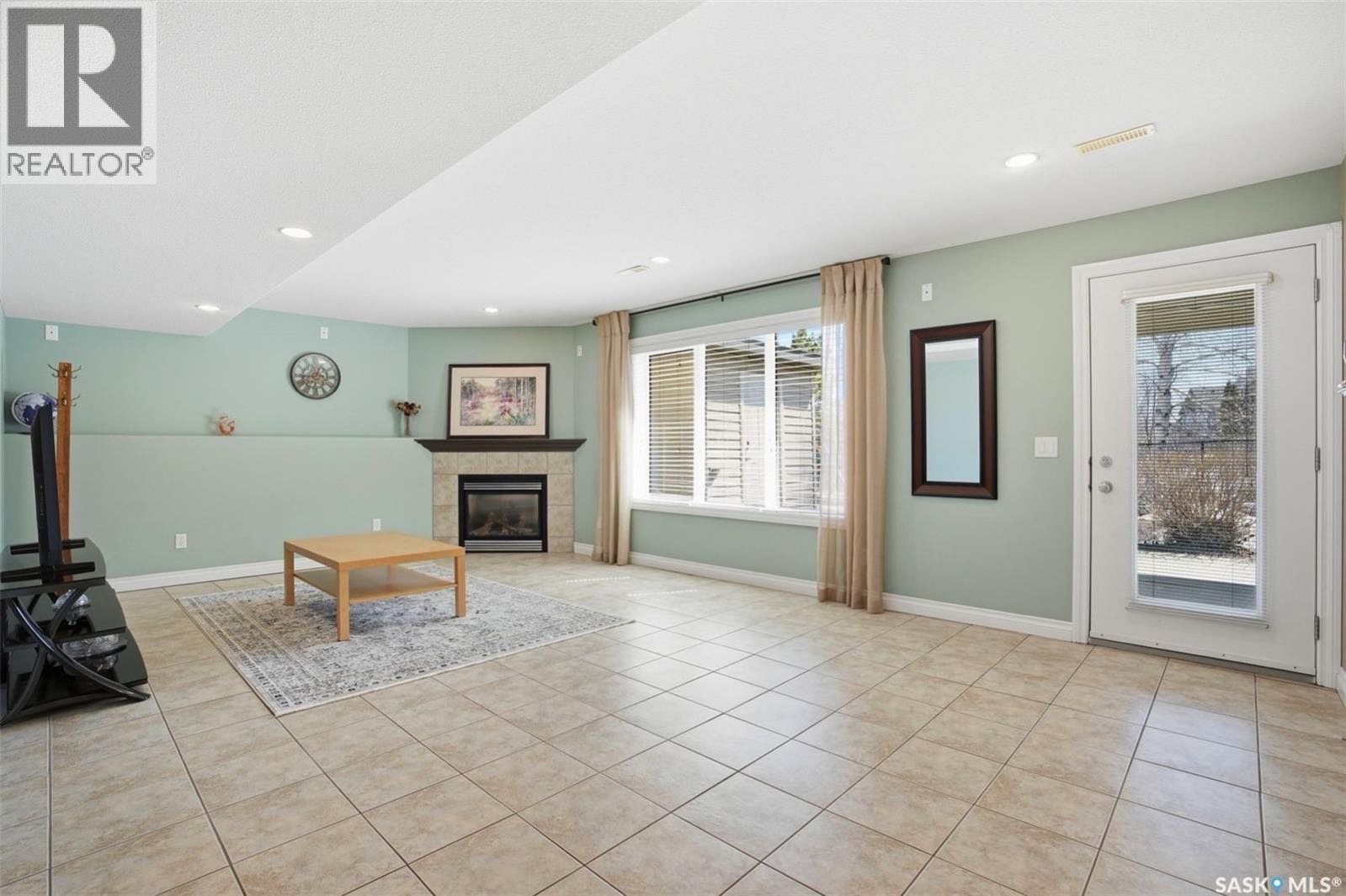 🏡 511 Greaves Lane -Willowgrove步出式独立屋上市！  🌳 背靠公园 + 步出式地下室，环境安静舒适  📍 位于 Willowgrove 核心地段，步行可到学校、公园🛝、购物🛍️，生活非常方便  ✨ 房屋亮点： 🪵 主层木地板 + 挑高客厅 - 8