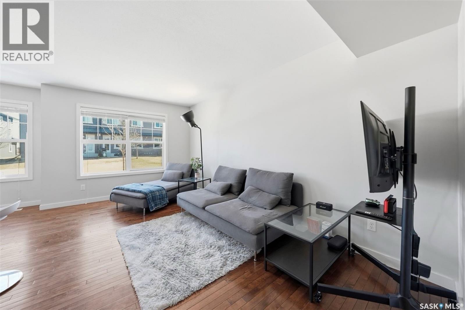 Willowgrove小区3房3卫安静联排出售！保养如新。开放式设计，厨房、客厅和餐厅连为一体。室内装修风格现代简洁，包括时尚橱柜、石英台面、白色玻璃防溅板、缓冲五金件以及不锈钢栏杆等。实木地板，整体用料扎实。二楼设有3间空间宽敞的卧室和一个4件套卫生间，主卧带步入式衣帽间，并可 - 5