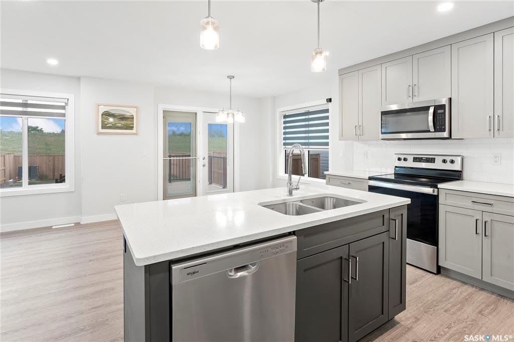 Brighton小区几乎全新两层独立屋出售。目前房龄不到一年。 房屋共有 3 间卧室和 3 个浴室（包括一个四件套主卧套间），总面积为 1,472 平方英尺，布局实用、风格现代。主层为明亮开放式设计，厨房配有石英台面、转角储物间、外排式抽油烟机，以及窗帘。 二楼为卧室区域，主卧带 - 3