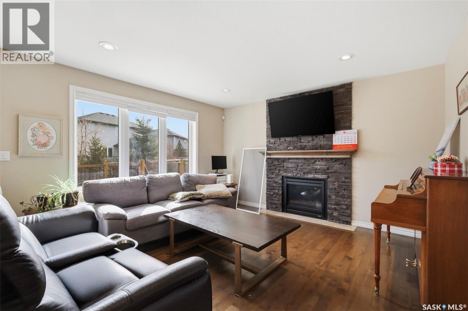 Stonebridge小区4房4卫独立屋出售！🏡 159 Dulmage Crescent！Dundee建造的两层独立屋，位置优越，非常适合家庭居住。房屋共4卧4卫，整体布局实用，升级丰富。✨ 主层为开放式设计，配有实木地板和瓷砖，客厅带石材装饰燃气壁炉，温馨舒适；现代白色厨房 - 5