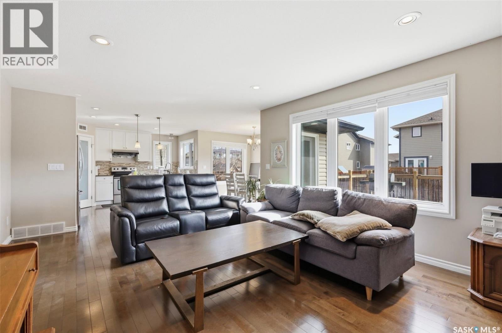 Stonebridge小区4房4卫独立屋出售！🏡 159 Dulmage Crescent！Dundee建造的两层独立屋，位置优越，非常适合家庭居住。房屋共4卧4卫，整体布局实用，升级丰富。✨ 主层为开放式设计，配有实木地板和瓷砖，客厅带石材装饰燃气壁炉，温馨舒适；现代白色厨房 - 6