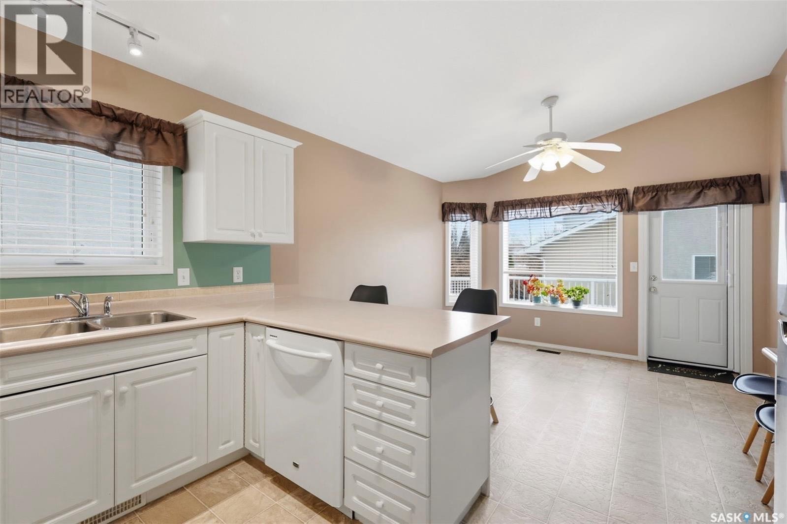 Arbor Creek 5房3卫错层Bi-level独立屋出售！🏡 106 Lashyn Cove！安静优质社区的弯道内，环境安静舒适，周边靠近步道、小溪、公园及各类生活配套。✨ 主层空间明亮通透，客厅挑高设计，配有实木地板；经典风格厨房带储物间，操作台面宽敞，并配有外排油烟机 - 7