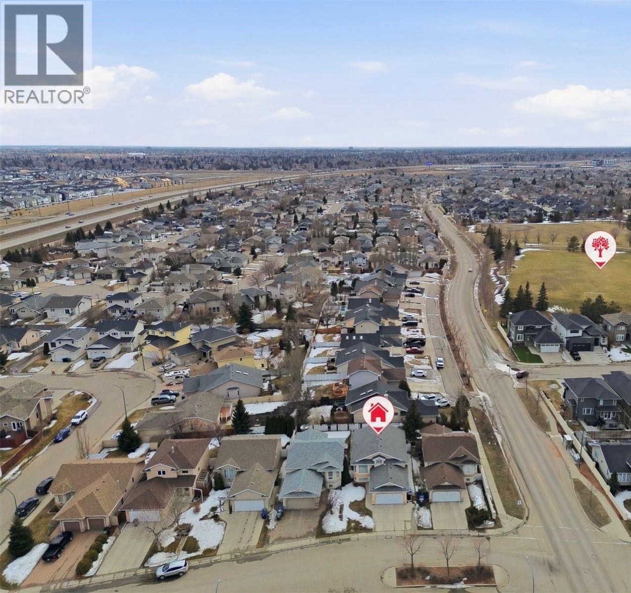 Arbor Creek 5房3卫错层Bi-level独立屋出售！🏡 106 Lashyn Cove！安静优质社区的弯道内，环境安静舒适，周边靠近步道、小溪、公园及各类生活配套。✨ 主层空间明亮通透，客厅挑高设计，配有实木地板；经典风格厨房带储物间，操作台面宽敞，并配有外排油烟机 - 5