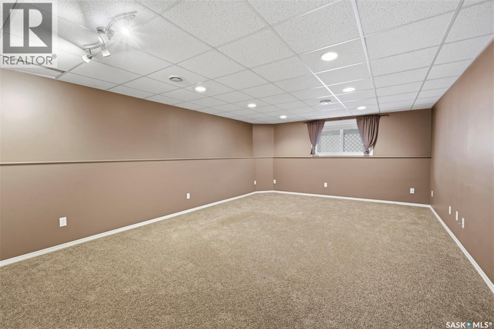 Arbor Creek 5房3卫错层Bi-level独立屋出售！🏡 106 Lashyn Cove！安静优质社区的弯道内，环境安静舒适，周边靠近步道、小溪、公园及各类生活配套。✨ 主层空间明亮通透，客厅挑高设计，配有实木地板；经典风格厨房带储物间，操作台面宽敞，并配有外排油烟机 - 8