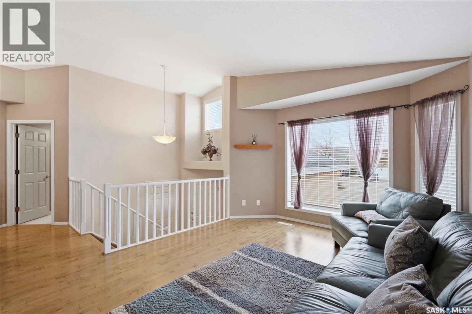 Arbor Creek 5房3卫错层Bi-level独立屋出售！🏡 106 Lashyn Cove！安静优质社区的弯道内，环境安静舒适，周边靠近步道、小溪、公园及各类生活配套。✨ 主层空间明亮通透，客厅挑高设计，配有实木地板；经典风格厨房带储物间，操作台面宽敞，并配有外排油烟机 - 6