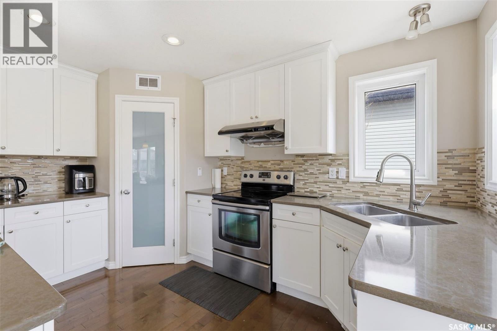 Stonebridge小区4房4卫独立屋出售！🏡 159 Dulmage Crescent！Dundee建造的两层独立屋，位置优越，非常适合家庭居住。房屋共4卧4卫，整体布局实用，升级丰富。✨ 主层为开放式设计，配有实木地板和瓷砖，客厅带石材装饰燃气壁炉，温馨舒适；现代白色厨房 - 7