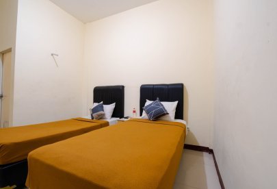 Kost Harian, Mingguan, & Bulanan Athena Syariah Twin Bed Dekat Ke Lapangan Ahmad Yani Tangerang