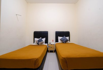 Kost Harian, Mingguan, & Bulanan Athena Syariah Twin Bed Dekat Ke Lapangan Ahmad Yani Tangerang