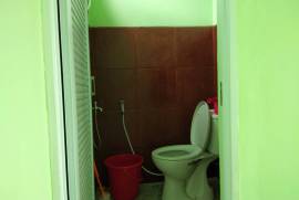 Kamar mandi dalam dengan kloset duduk dan shower