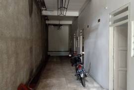 Lantai 1 ada 8 kamar, lantai 2 juga 7 kamar