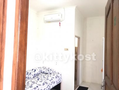 KOST KITTY AC (FREE WIFI) + KAMAR MANDI DALAM (KP. MELAYU)